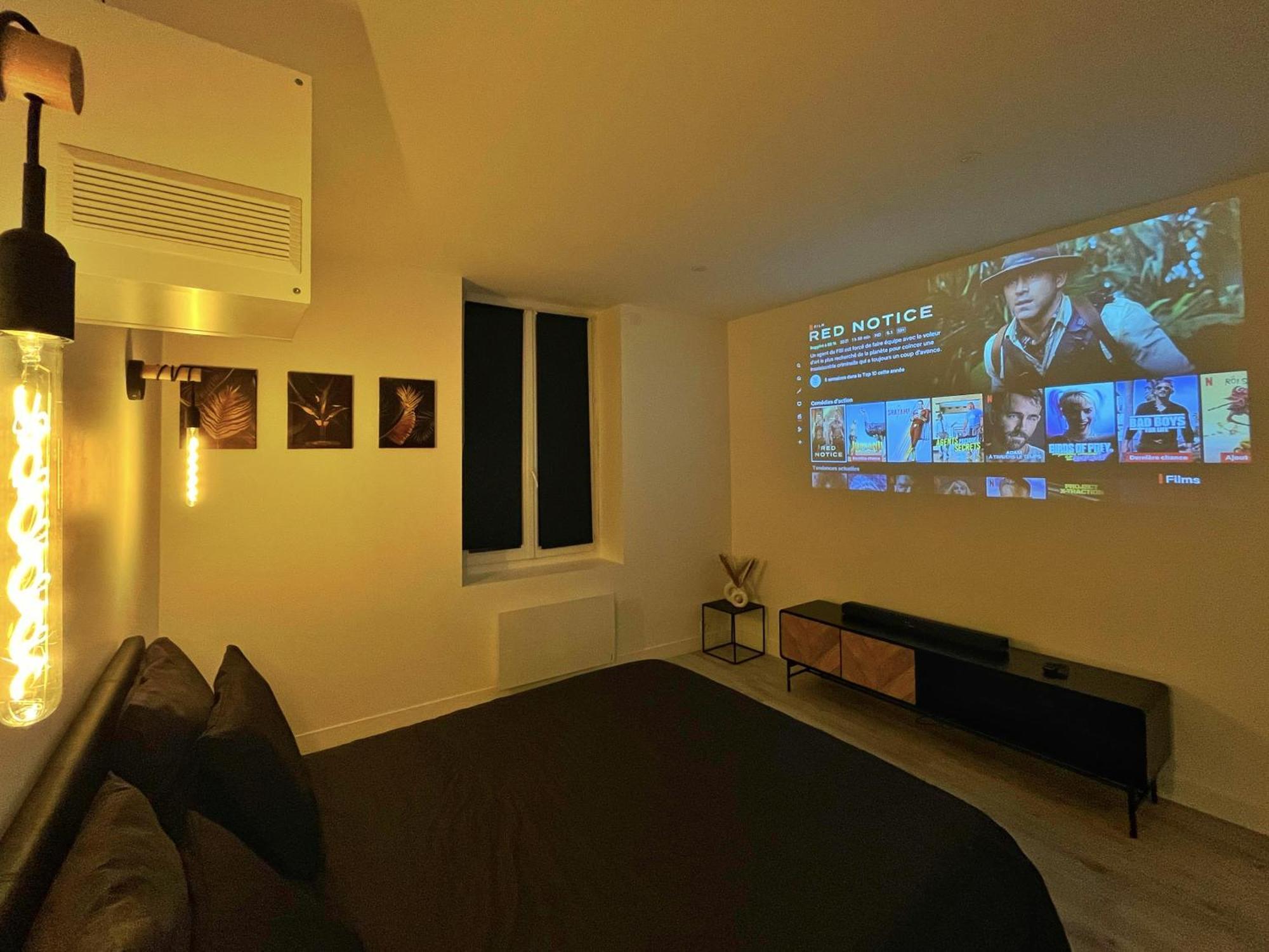 Cinema & Jacuzzi Aux Etoiles - Casabianca Suite Сент-Этьен Экстерьер фото